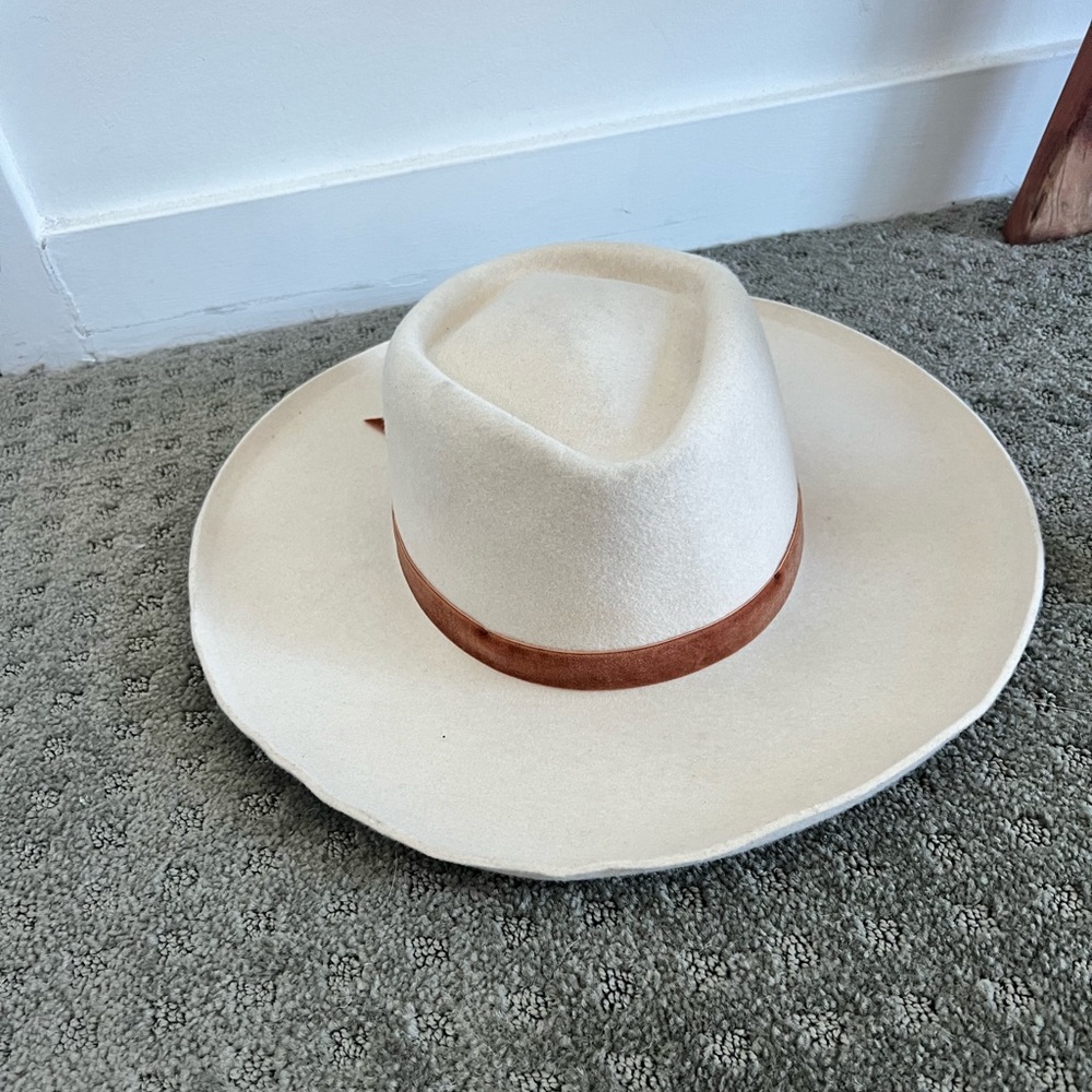Lack of color wide brimmed white hat